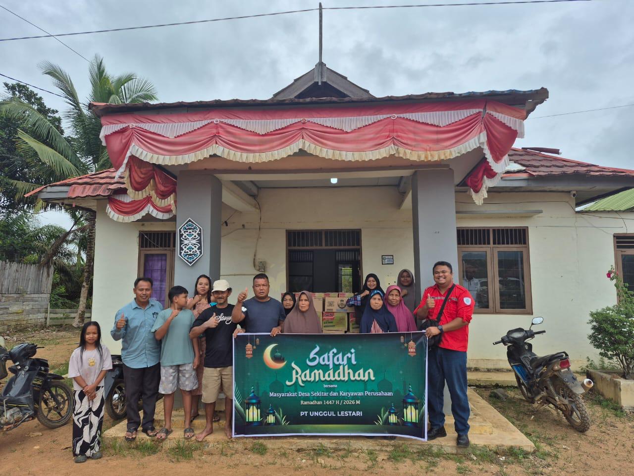 Manajemen PT Unggul Lestari saat menggelar Safari Ramadhan dan menyerahkan bingkisan Lebaran untuk masyarakat desa yang diterima oleh salah satu kepala desa. HUMAS