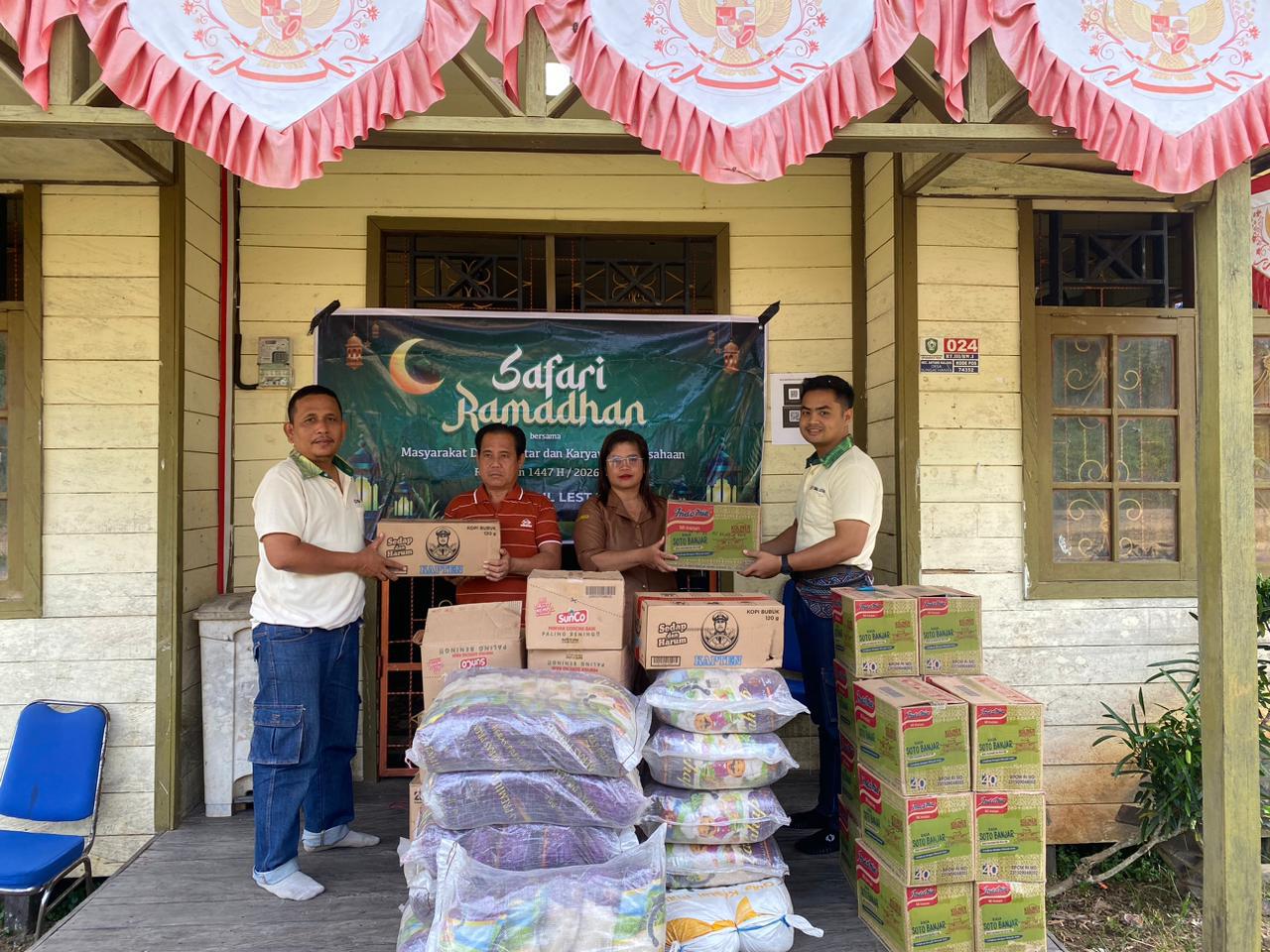 Manajemen PT Unggul Lestari saat menggelar Safari Ramadhan dan menyerahkan bingkisan Lebaran untuk masyarakat desa yang diterima oleh salah satu kepala desa. HUMAS