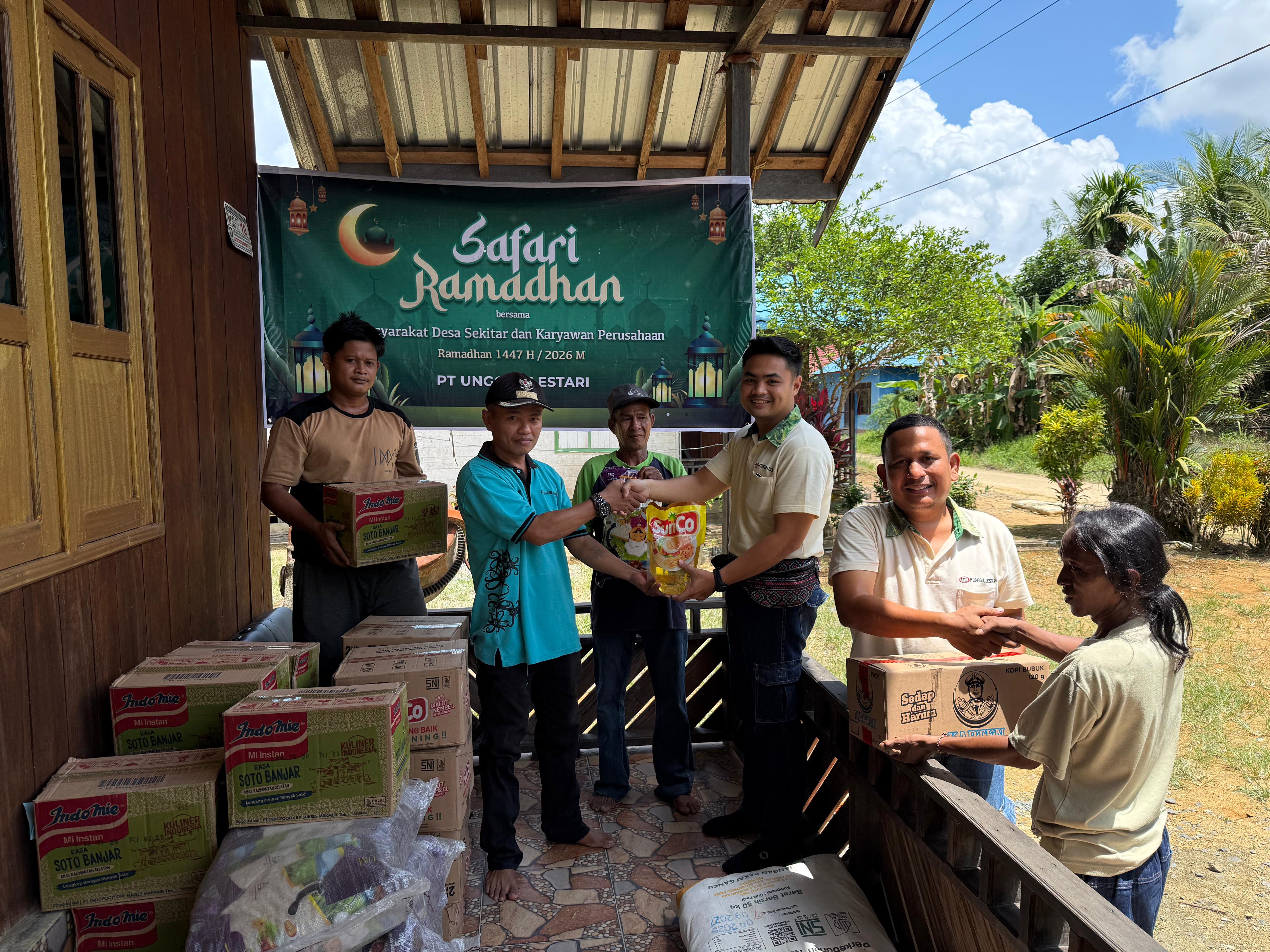 Manajemen PT Unggul Lestari saat menggelar Safari Ramadhan dan menyerahkan bingkisan Lebaran untuk masyarakat desa yang diterima oleh salah satu kepala desa. HUMAS