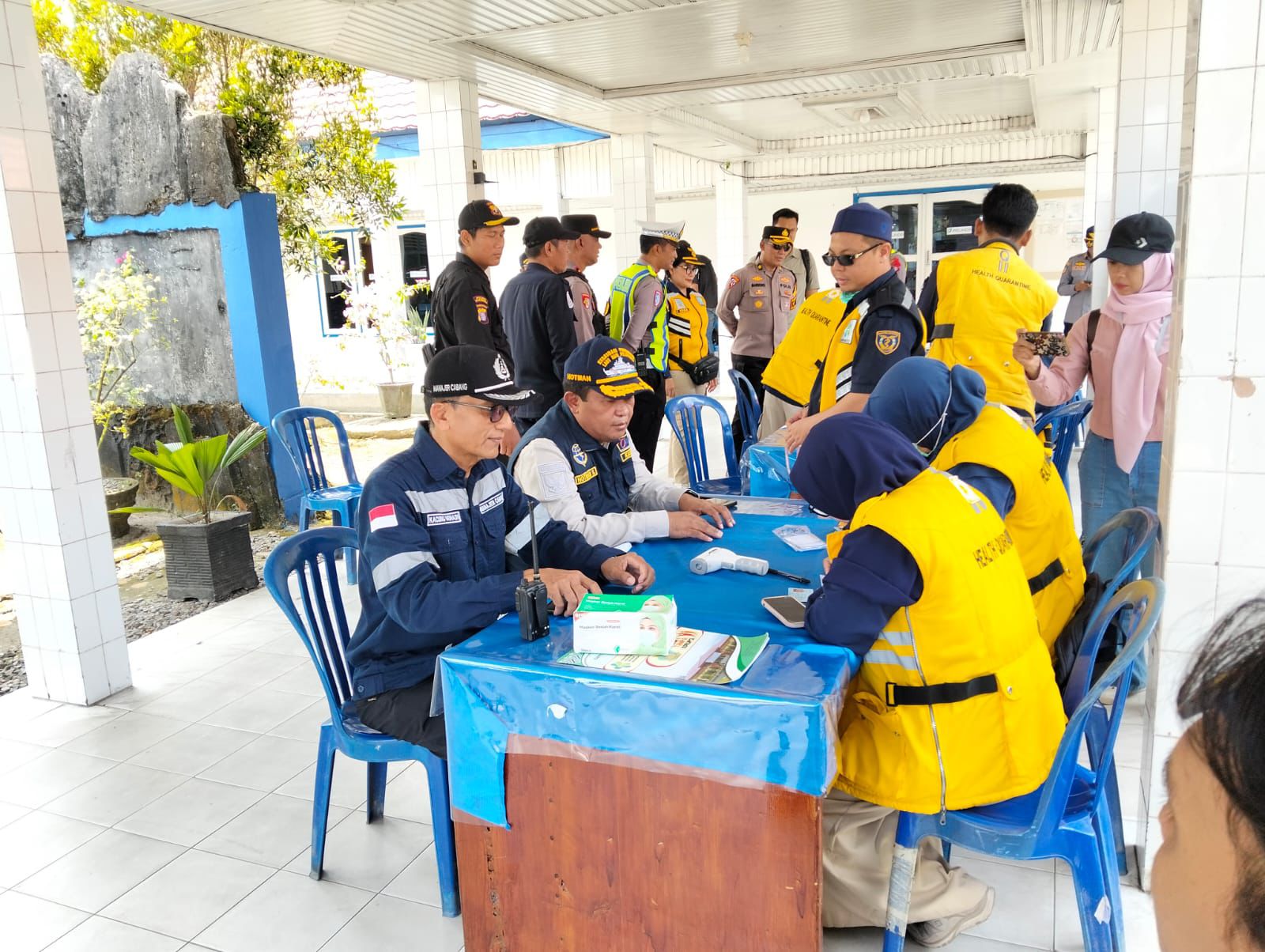 Balai Kekarantinaan Kesehatan (BKK) Kelas II Sampit memeriksa penumpang kapal. MIFTAH/KALTENGPOS.JAWAPOS.COM