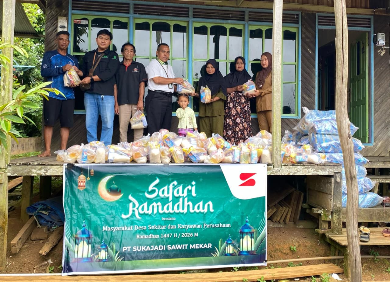 Manajemen PT SSM saat menggelar Safari Ramadhan dan menyerahkan bingkisan lebaran untuk masyarakat desa. HUMAS