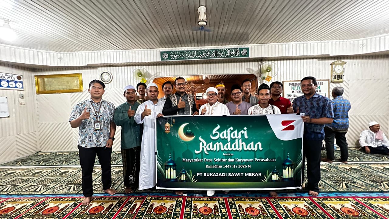 Manajemen PT SSM saat menggelar Safari Ramadhan dan menyerahkan bingkisan lebaran untuk masyarakat desa yang diterima oleh salah satu pengurus Masjid Nur Iman, Jumat (13/3/2026).HUMAS