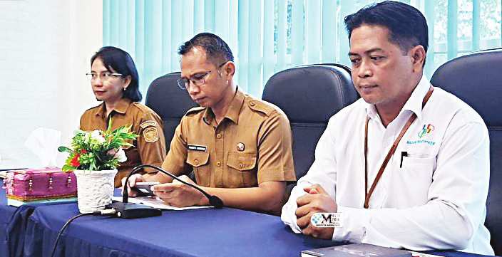 Asisten I Setda Kabupaten Murung Raya, Rahmat K Tambunan menghadiri sekaligus membuka kegiatan Briefi ng Petugas Ground Check Penerimaan Bantuan Iuran (PBI).