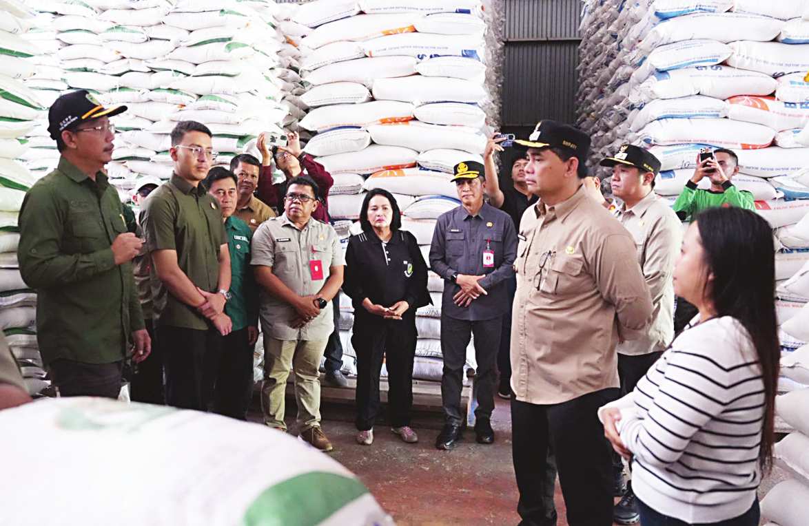 Bupati Batara, Shalahuddin ditemani jajaran saat melakukan inspeksi ke gudang Bulog guna memastikan ketersediaan pangan jelang lebaran Idulfi tri, Jumat (13/3/2026). DISKOMINFOSANDI for KALTENG POS