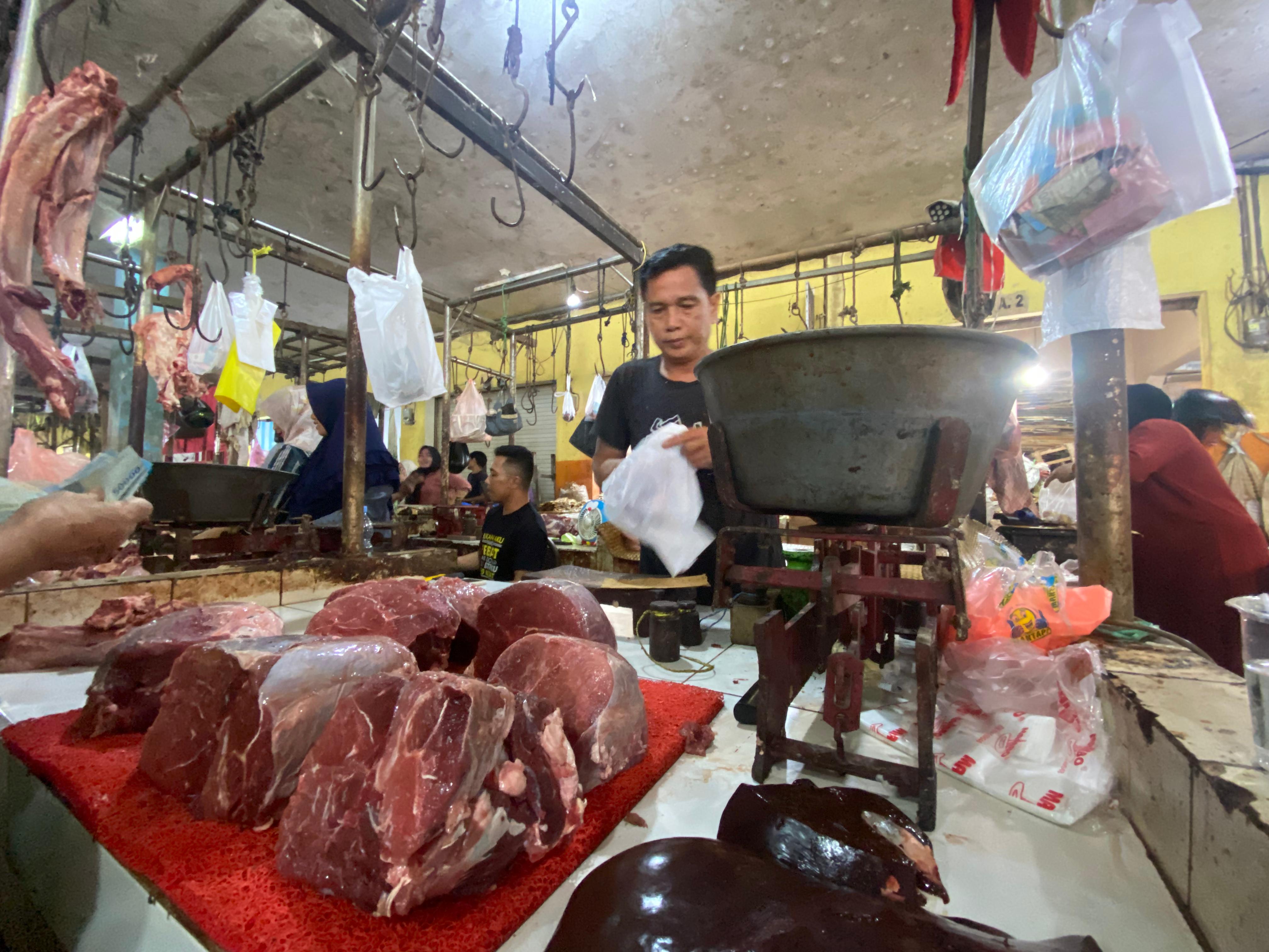 Penjual daging di pasar Sampit. MIFTAH/KALTENGPOS.JAWAPOS.COM