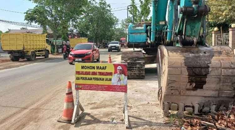 Perbaikan jalan kabupaten di area Sampit. MIFTAH/KALTENGPOS.JAWAPOS.COM
