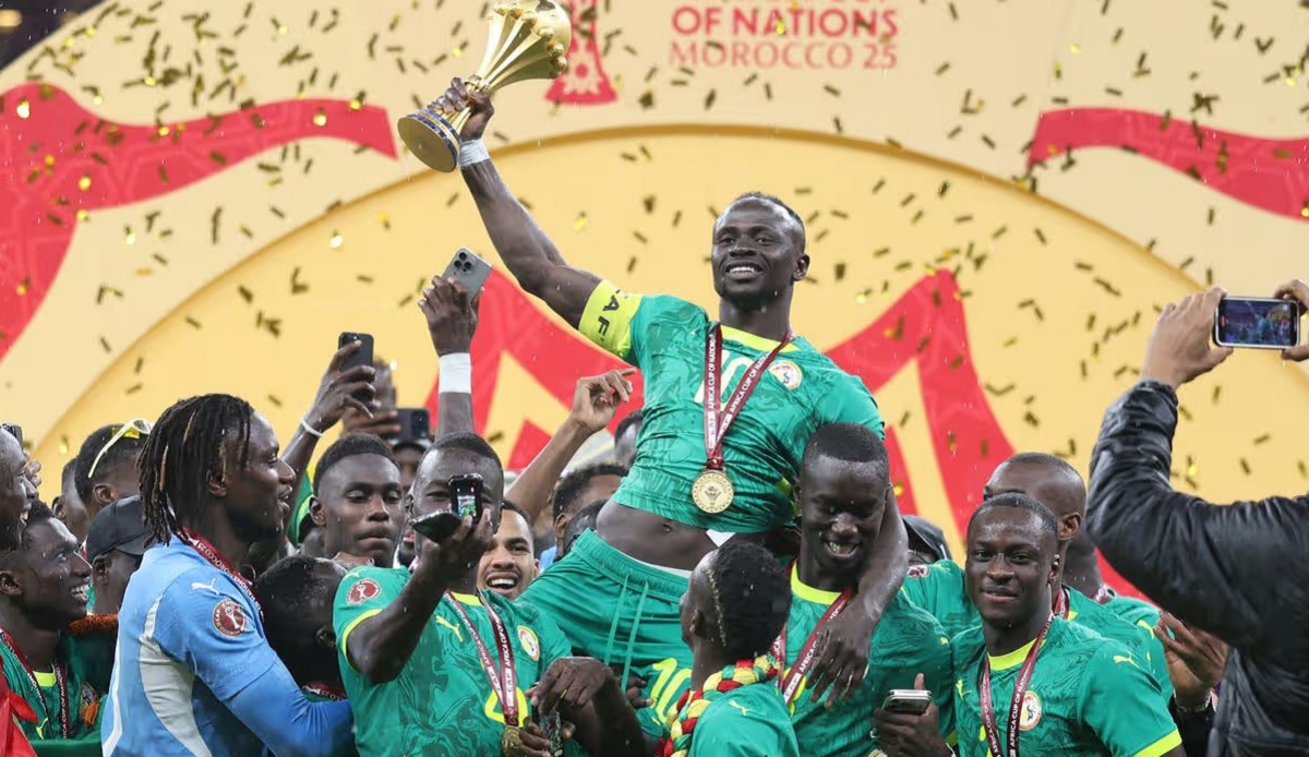 Kapten Timnas Senegal Sadio Mane memegang trofi Piala AFCON 2025. (Sumber: Samah Zidan/Anadolu via Getty Images)