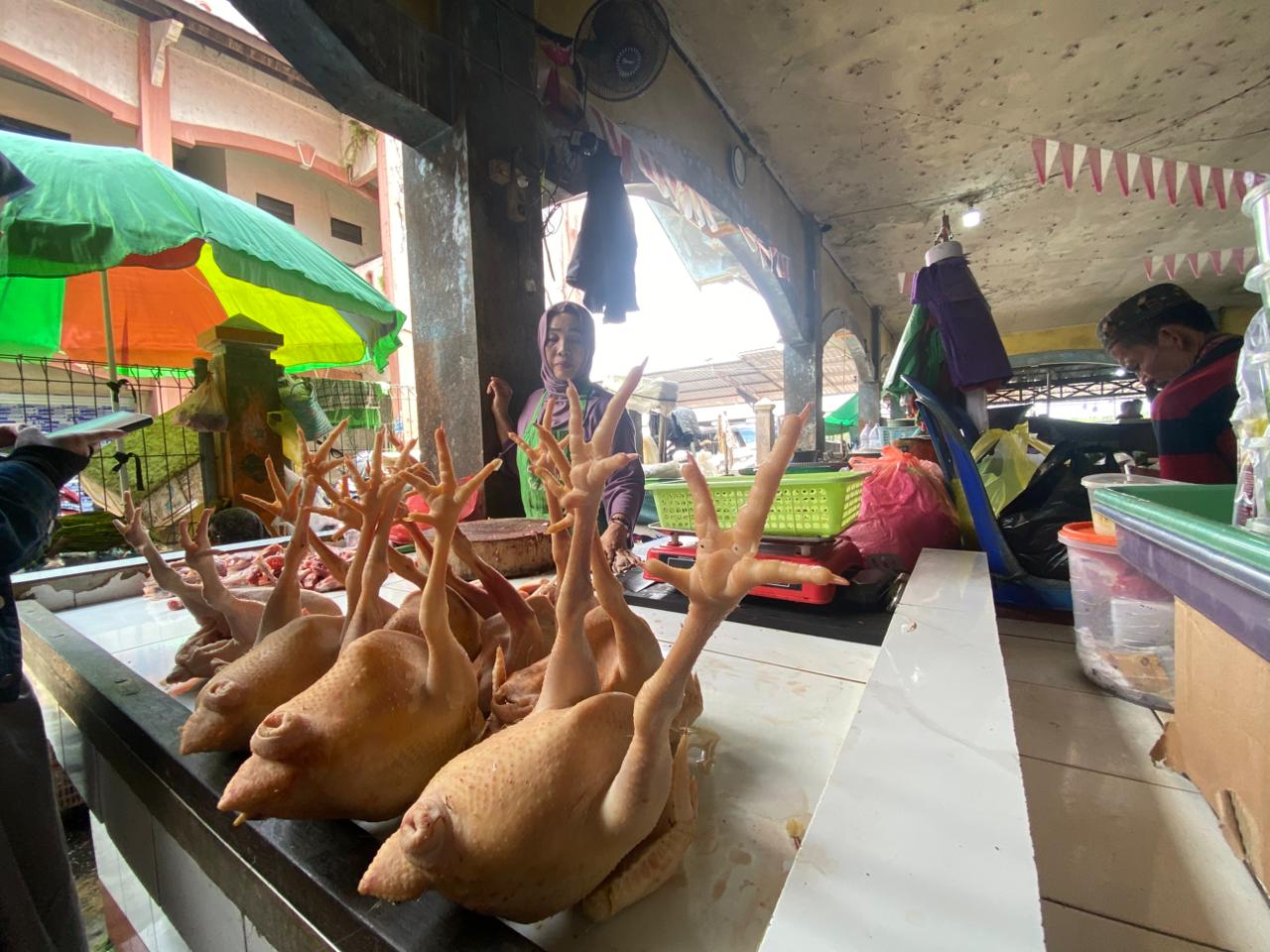 Pedagang ayam di Pasar Sampit. MIFTAH/KALTENGPOS.JAWAPOS.COM 