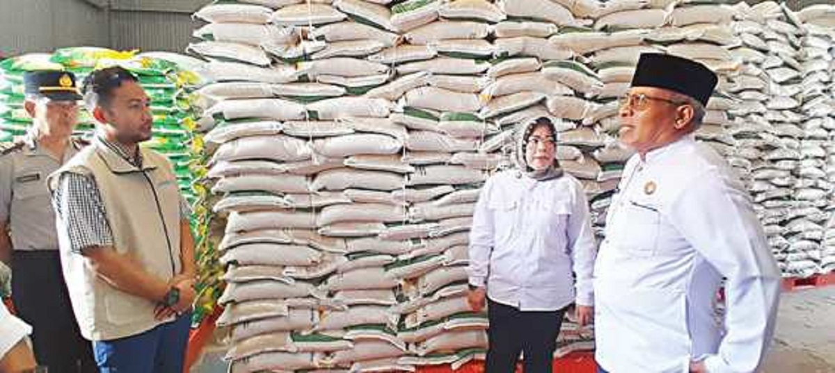 Wakil Bupati Kobar, Suyanto ketika mendampingi Bupati Kobar Hj Nurhidayah melakukan Sidak dan berdiskusi dengan kepala Bulog, beberapa waktu lalu.