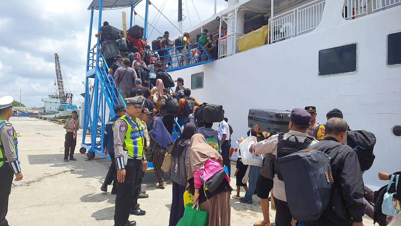 Pemudik menaiki kapal di Pelabuhan Sampit. MIFTAH/KALTENGPOS.JAWAPOS.COM
