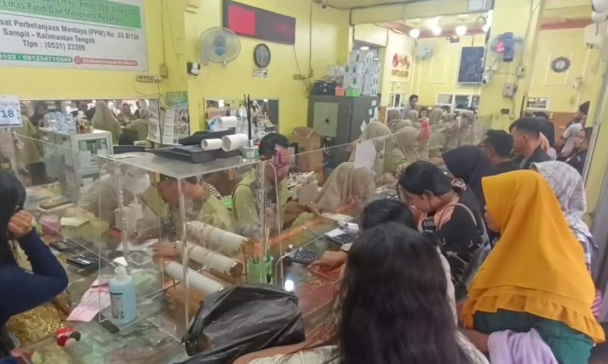 Aktivitas jual beli emas di Sampit. MIFTAH/KALTENGPOS.JAWAPOS.COM