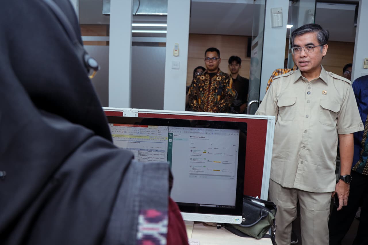 Menaker Yassierli cek posko THR dan BHR. HUMAS