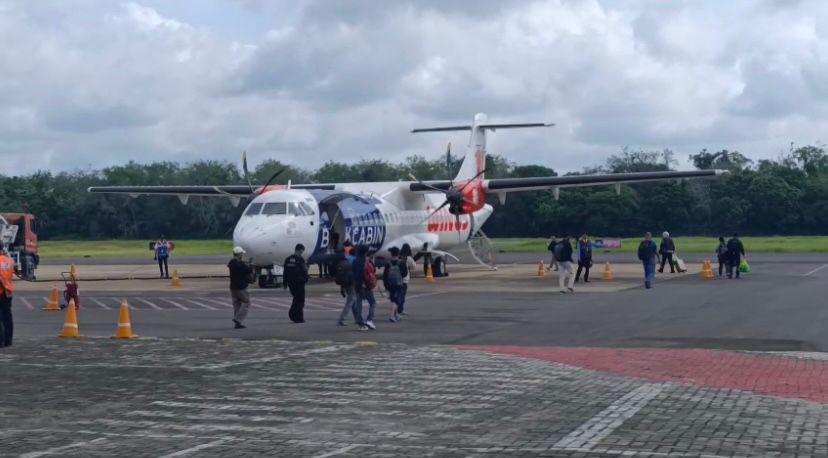 Pesawat Wings Air membawa penumpang di Bandara H Asan Sampit.MIFTAH/KALTENGPOS.JAWAPOS.COM