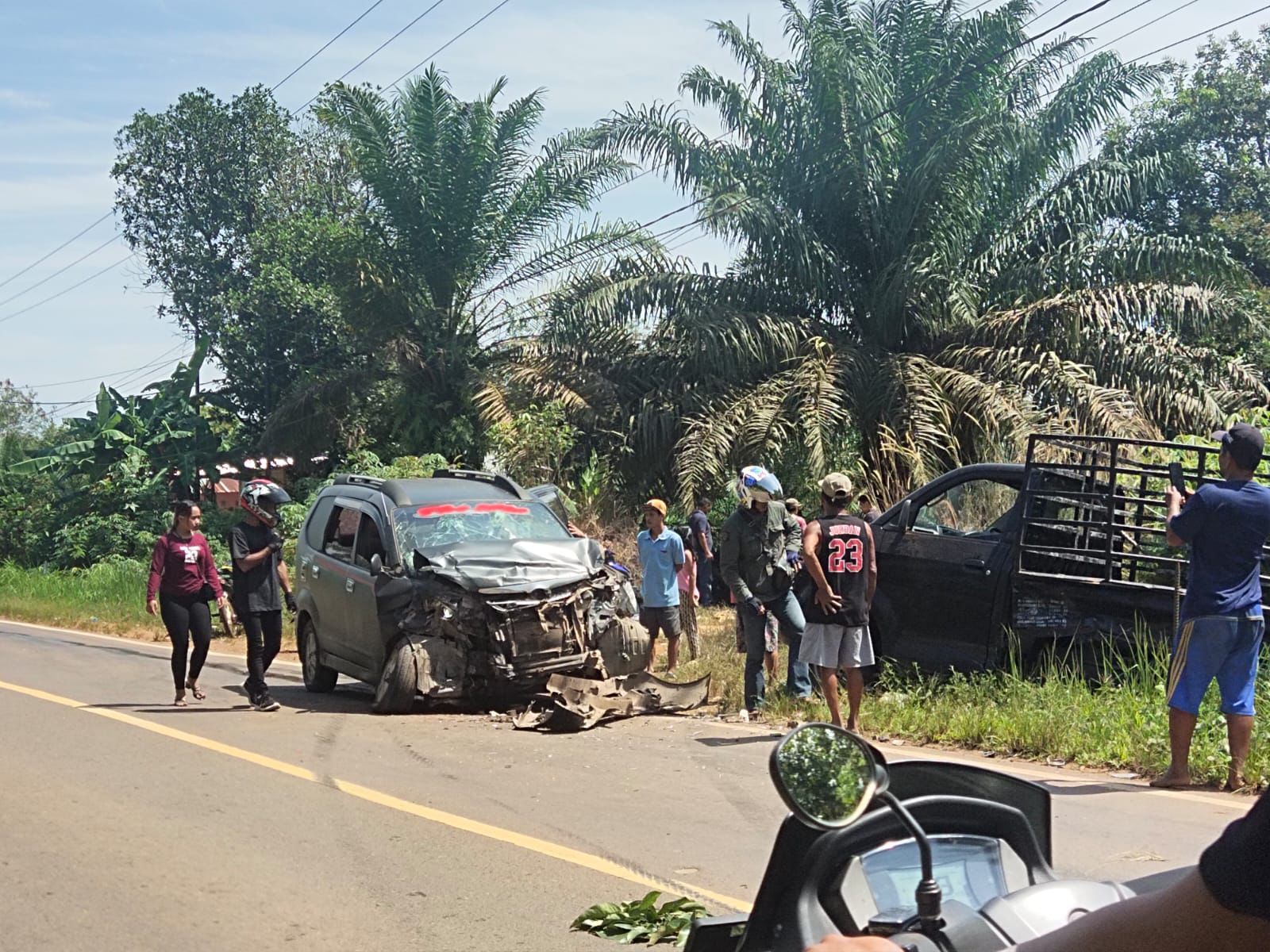 Dua minibus dalam keadaan ringsek. WARGA