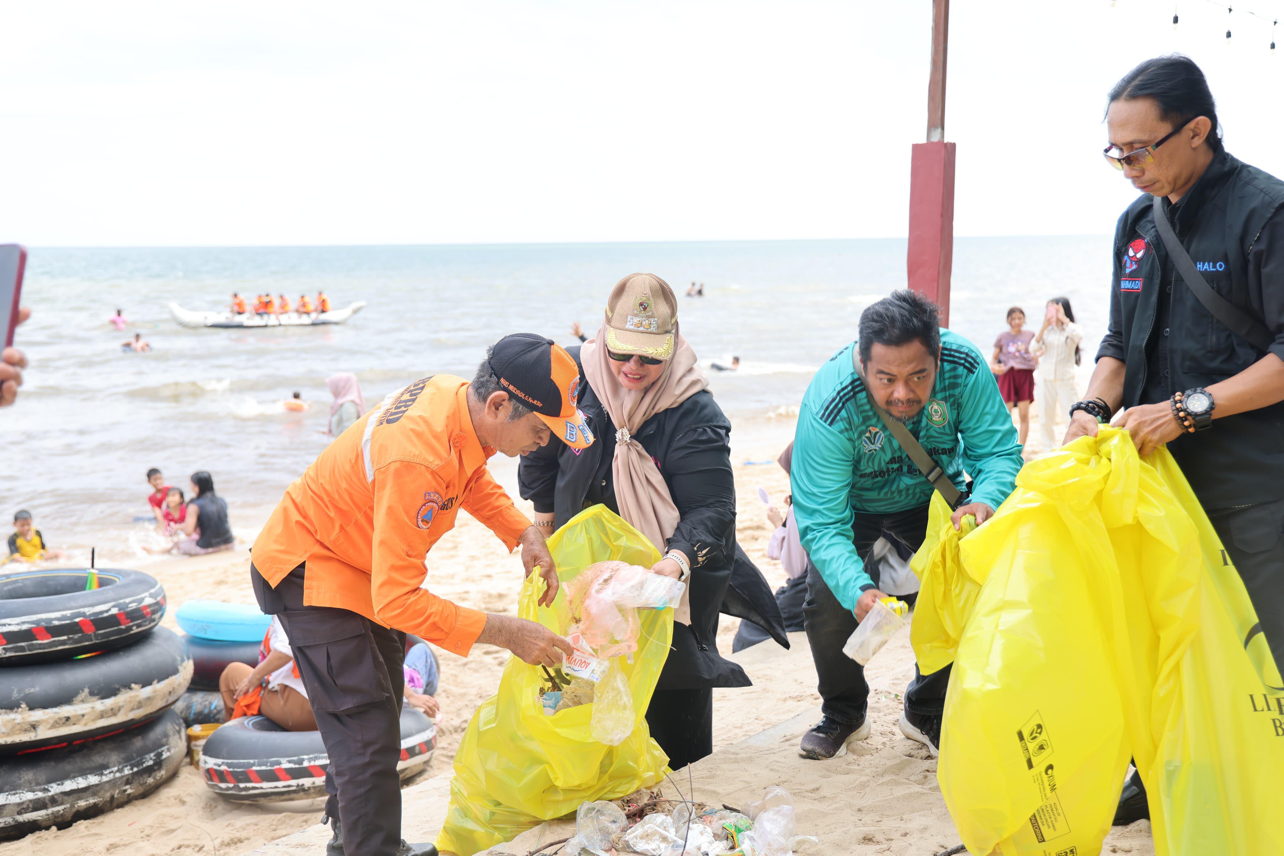 Wabup Irawati turut memungut sampah di Ujung Pandaran. HUMAS
