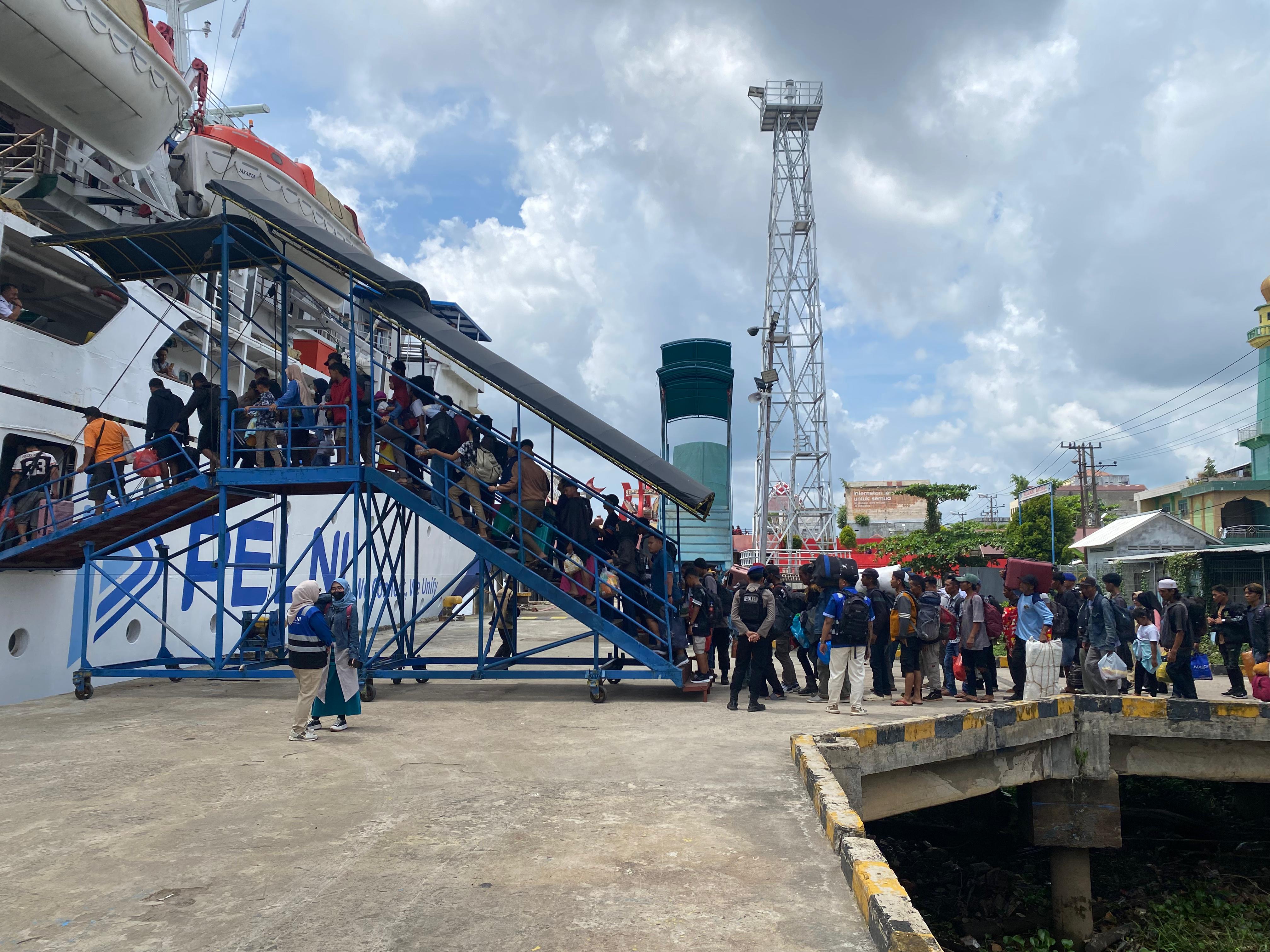 Penumpang kapal di Pelabuhan Sampit. MIFTAH/KALTENGPOS.JAWAPOS.COM