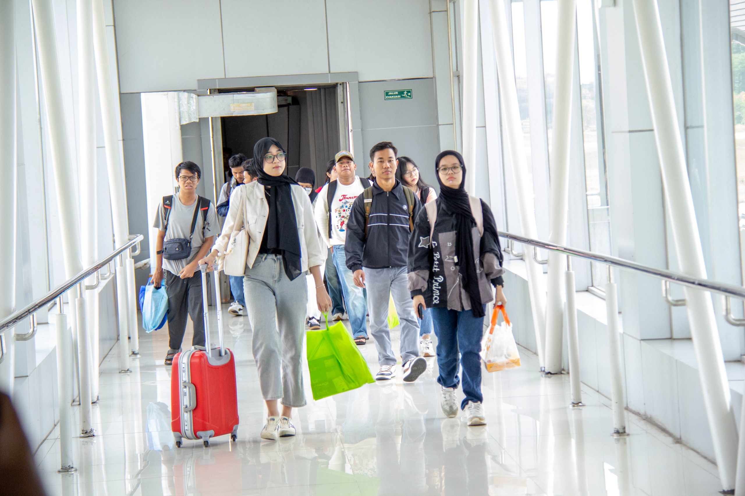 Penumpang di Bandara Tjilik Riwut. ARIEF PRATHAMA/KALTENG POS