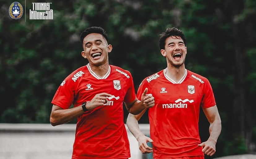 Elkan Baggot (kanan) dan Rizky Ridho tampak menikmati latihan perdana Timnas Indonesia jelang FIFA Series 2026, Selasa (24/3/2026). (Sumber: Instagram @timnasindonesia)