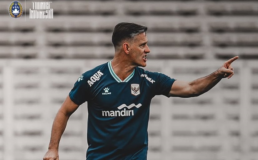 Pelatih baru Timnas Indonesia, John Herdman memberikan instruksi kepada para pemain pada latihan perdana Timnas Indonesia jelang FIFA Series 2026. (Sumber: Instagram @timnasindonesia)