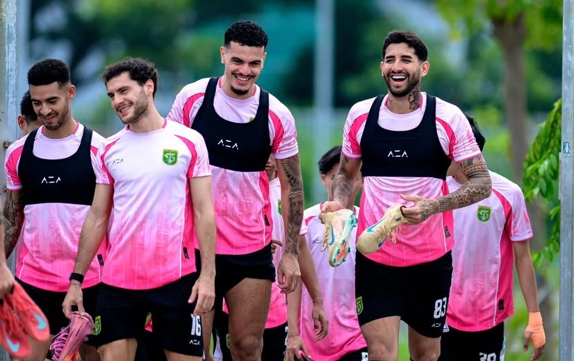 Para pemain Persebaya Surabaya mengikuti latihan perdana usai liburan yang digelar di Lapangan C Gelora Bung Tomo, Senin (23/3/2026). (Sumber: Instagram @officialpersebaya)
