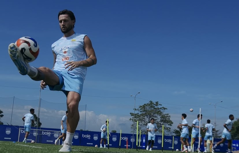 Para pemain Persib Bandung mengikuti latihan perdana usai libur Lebaran 2026 di lapangan pendamping Stadion Gelora Bandung Lautan Api, Rabu (25/3/2026). (Sumber: Instagram @persib)