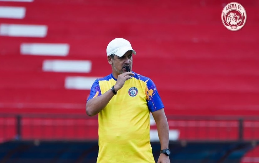 Pelatih Arema FC, Marcos Santos harus bekerja keras meracik strategi dan komposisi skuad menghadapi kondisi krisis pemain usai libur Lebaran. (Sumber: Instagram @aremafcofficial)