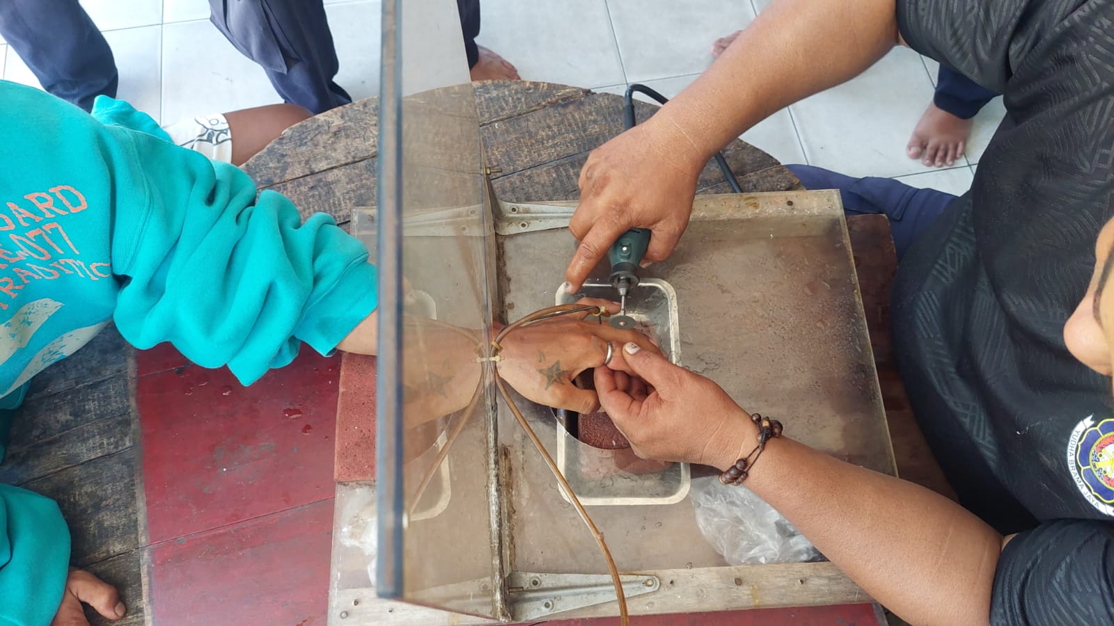 Petugas Damkar lepas cincin di jari warga. DAMKAR