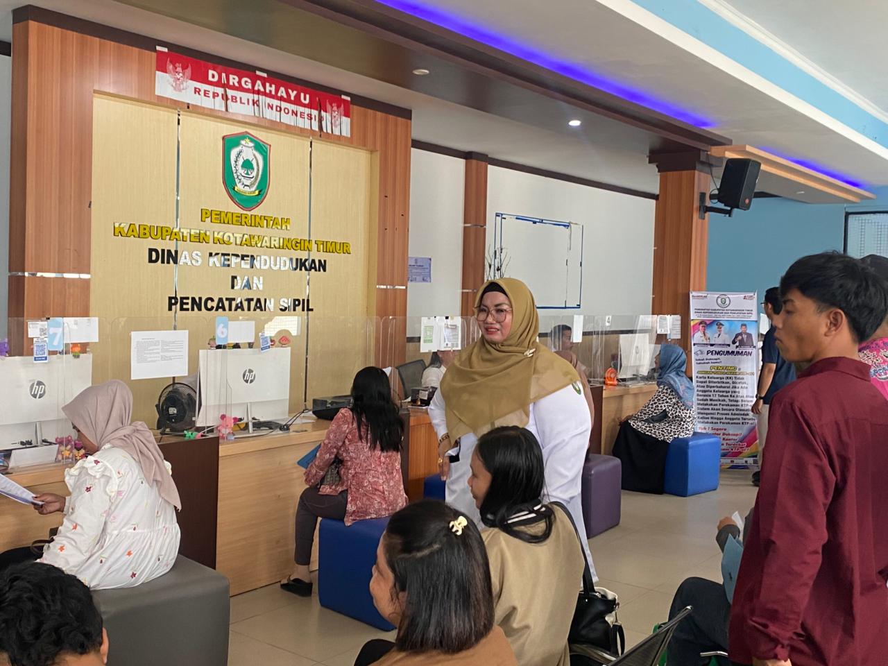 Wabup Kotim sidak Kantor Disdukcapil. MIFTAH/KALTENGPOS.JAWAPOS.COM