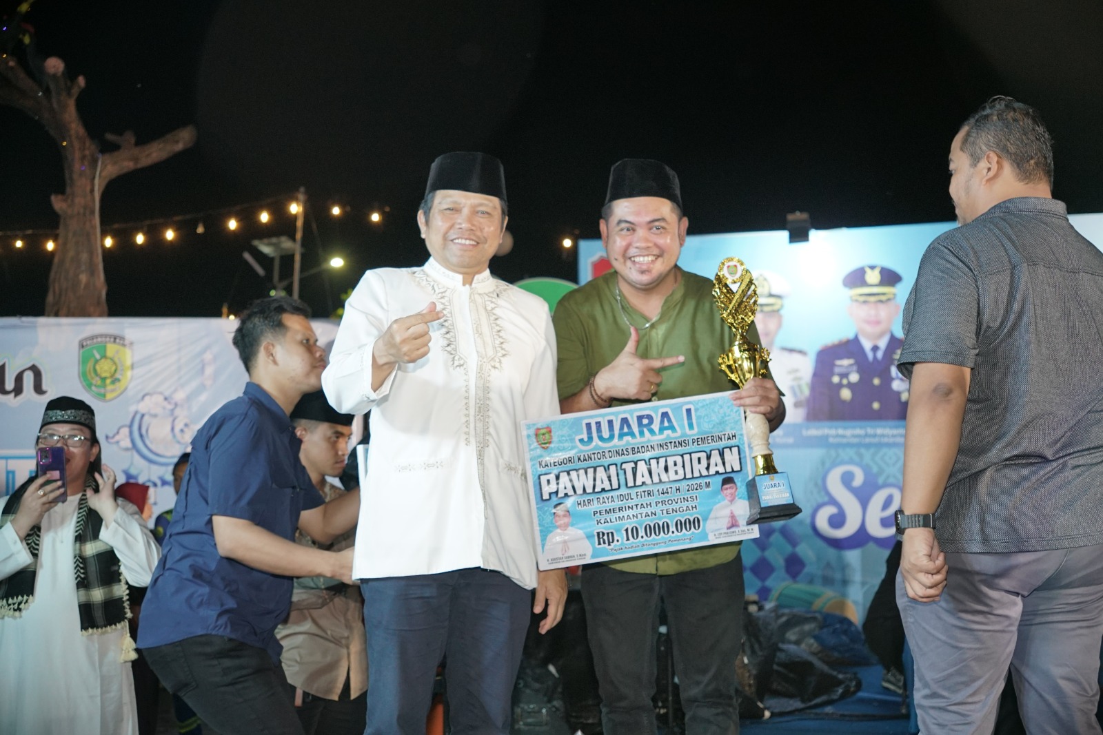 Direktur Utama Bank Kalteng, Maslipansyah, bersama tim pawai Bank Kalteng usai menerima hadiah penghargaan.