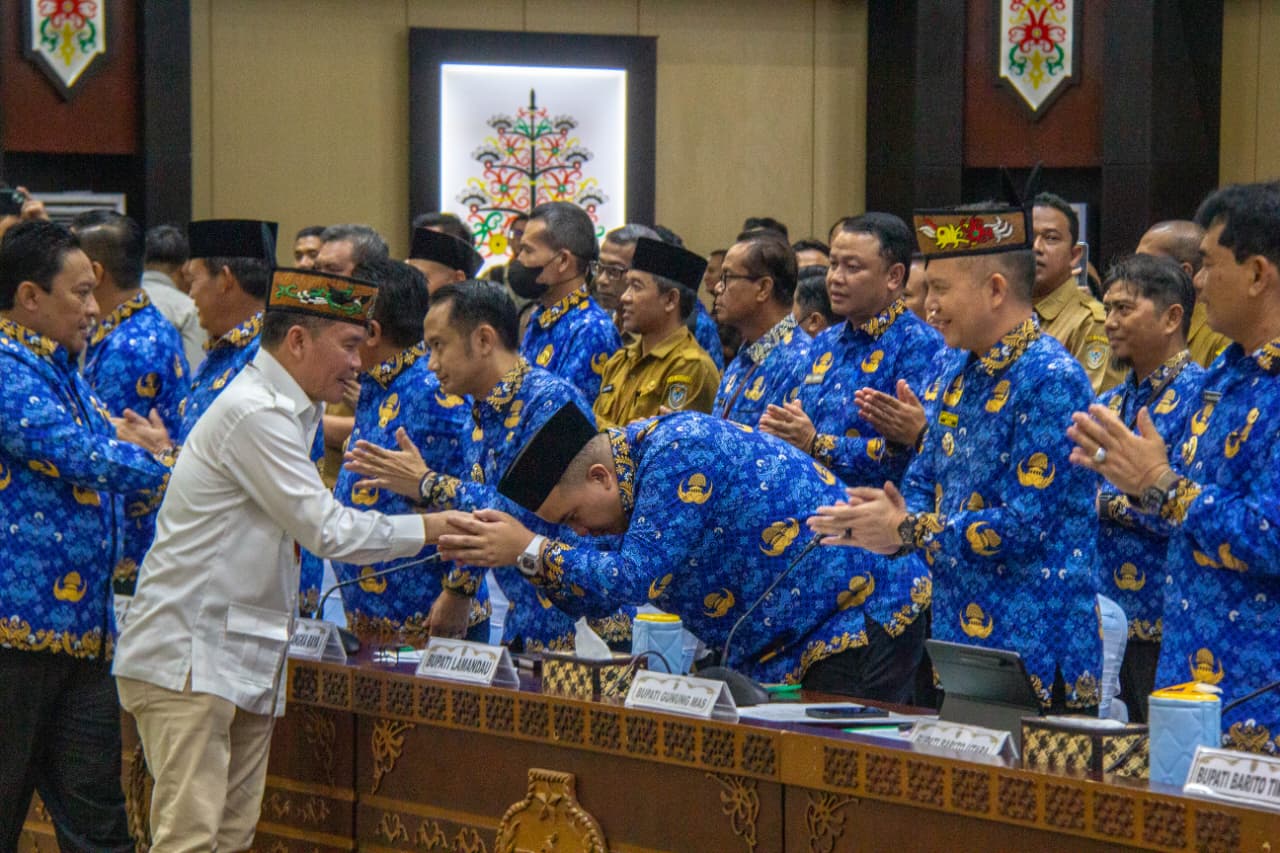Gubernur Kalteng, H Agustiar Sabran, bersalaman dengan sejumlah kepala daerah di Aula Jayang Tingang. ARIEF PRATHAMA/KALTENG POS