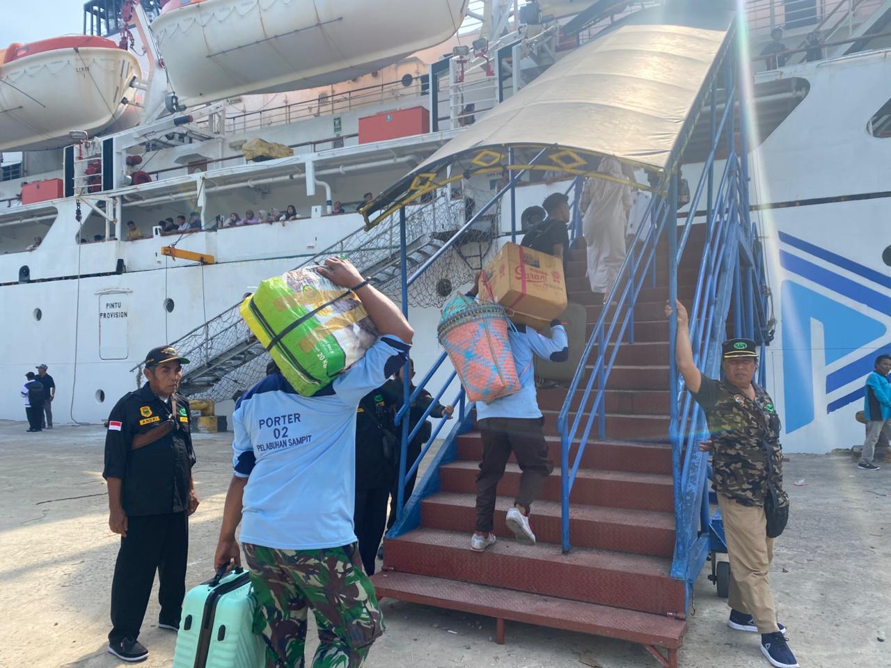 Aktivitas penumpang di Pelabuhan Sampit. MIFTAH/KALTENGPOS.JAWAPOS.COM