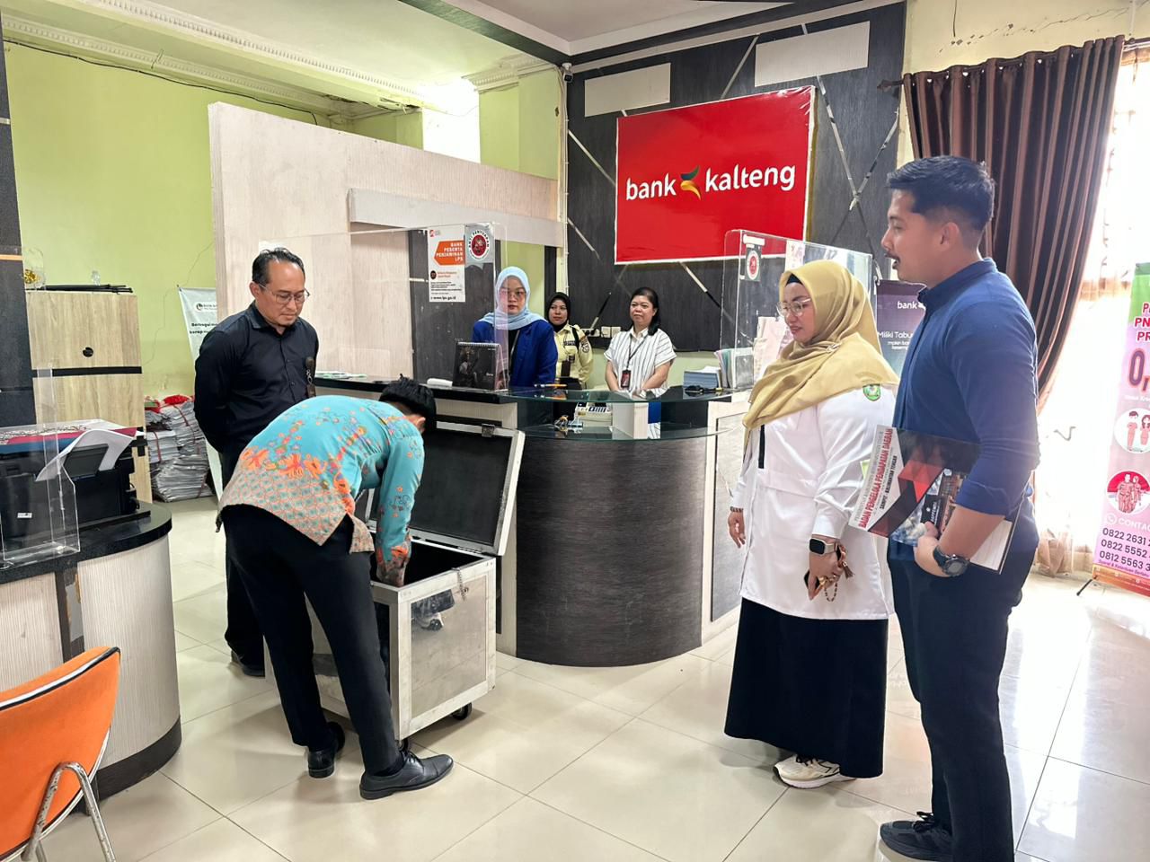 Wakil Bupati Kotim Irawati saat sidak di Kantor Bapenda. MIFTAH/KALTENGPOS.JAWAPOS.COM