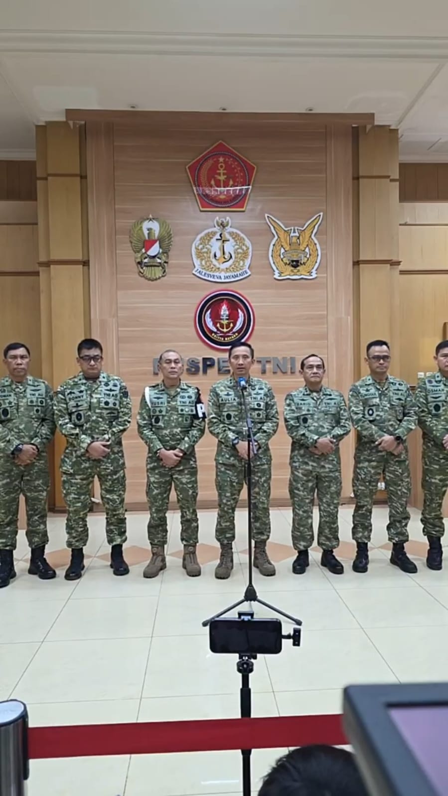 Kepala Pusat Penerangan TNI Mayjen Aulia Dwi Nasrullah memimpin konferensi pers. PUSPEN TNI