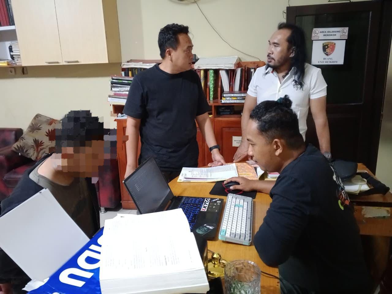 Pelaku saat diintrogasi polisi. HUMAS