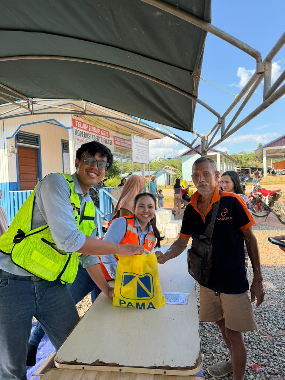 PAMA ASMI berbagi paket sembako murah. HUMAS