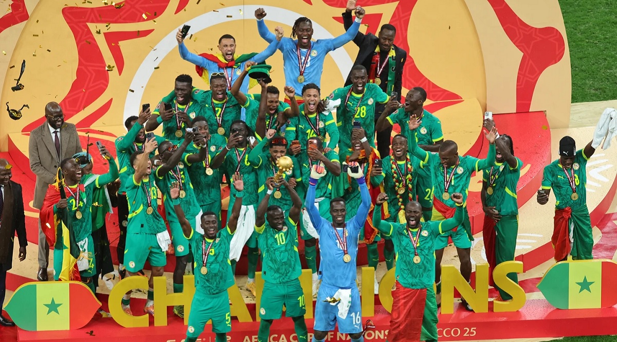 Para pemain Senegal merayakan kemenangan atas Maroko pada final Piala AFCON 2025 di Rabat, Maroko, Minggu (18/1/2026). (Sumber: AP Photo/Youssef Loulidi)