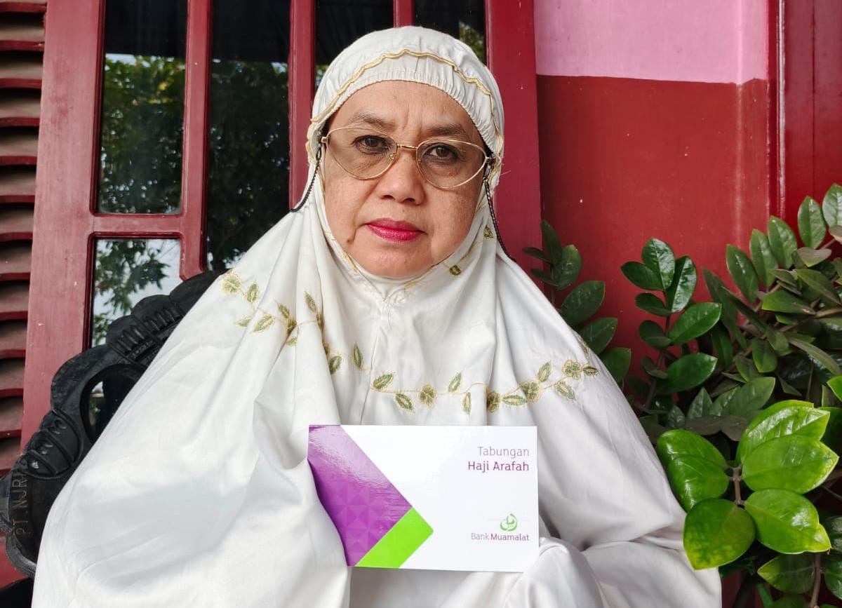 Relly Ernawati saat menunjukkan tabungan haji. (ANISA/KALTENG POS)