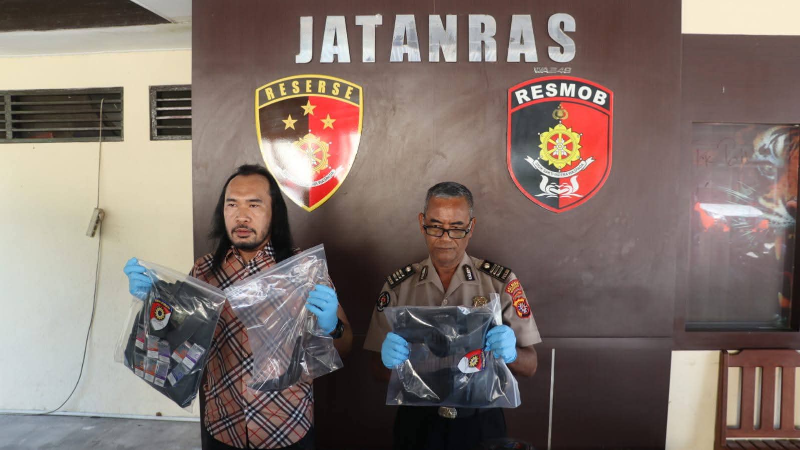 Kasihumas Polresta Palangka Raya, AKP Sukrianto, didampingi Kanit Jatanras Satreskrim, Iptu Helmi Hamdani