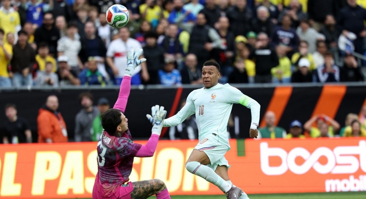 Tendangan chip Kylian Mbapp&eacute; sukes memperdayai perjaga gawang Brasil dalam laga uji coba yang digelar di Gillette Stadium, Jumat (27/3/2026) dini hari WIB. (Sumber: AFP photo)