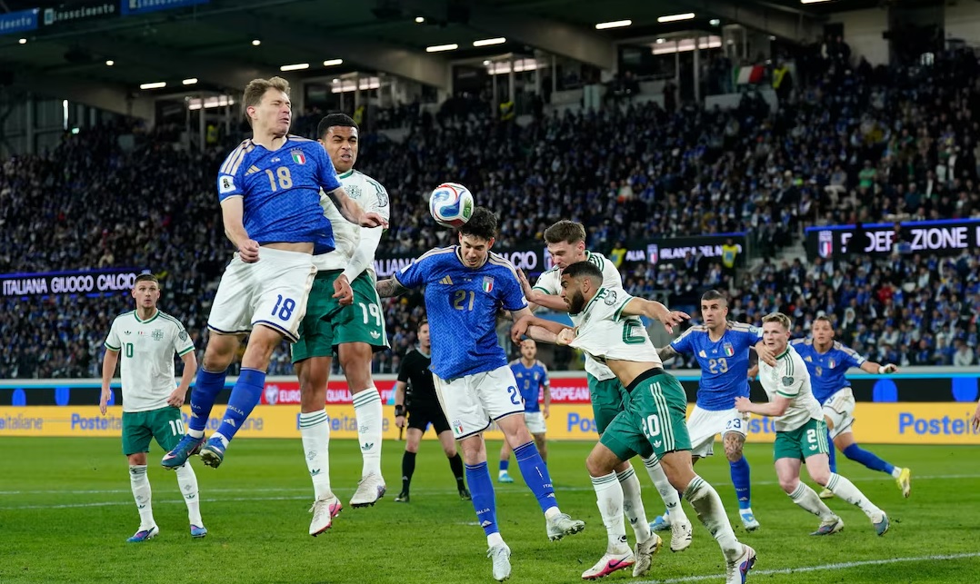 Partai seru antara Italia vs Irlandia Utara berakhir dengan kemenangan Gli Azzurri dengan skor 2-0 di New Balance Arena, Bergamo, Jumat (27/3/2026) dini hari WIB. (Sumber: Reuters Images)