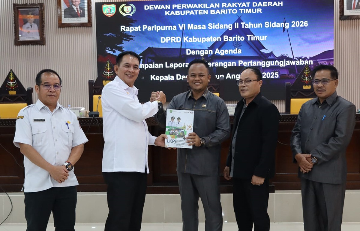 Bupati Barito Timur, M Yamin di dampingi sekda Misnohartaku menyampaikan LKPJ Tahun Anggaran 2025.HENY/KALTENG POS