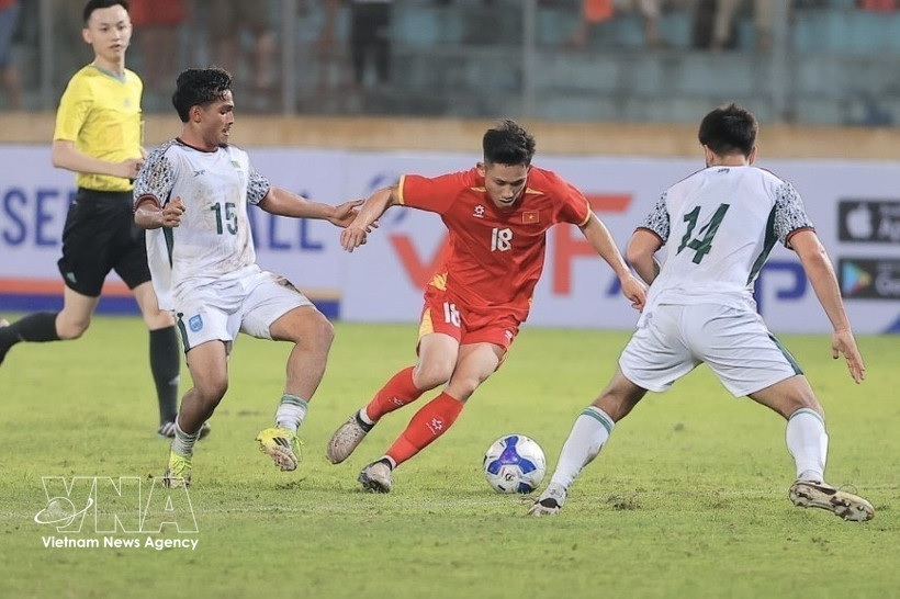 Pemain Vietnam Nguyen Hai Long melakukan dribel melewati hadangan dua pemain Bangladesh dalam laga uji coba di Stadion Hang Day, Hanoi, Kamis (26/3/2026) malam WIB. (Sumber: VNA)