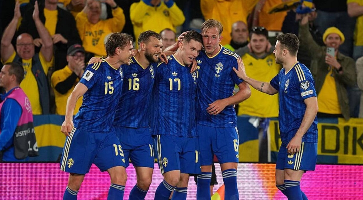 Penyerang Swedia Viktor Gy&ouml;keres berselebrasi dengan rekan-rekannya usai membobol gawang Ukraina, Jumat (27/3/2026) dini hari WIB.  (Sumber: Getty Images)