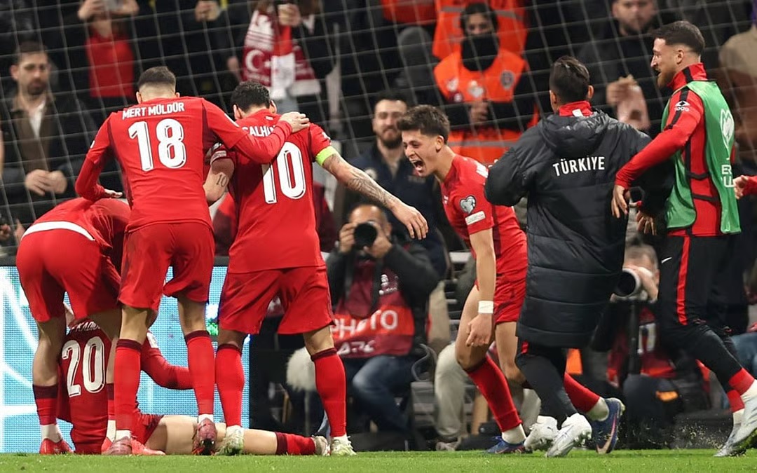 Para pemain Turki merayakan gol Ferdi Kadioglu melawan Rumania pada playoff Piala Dunia di Besiktas Park, Jumat (27/3/2026) dini hari WIB. (Sumber: EPA Images)