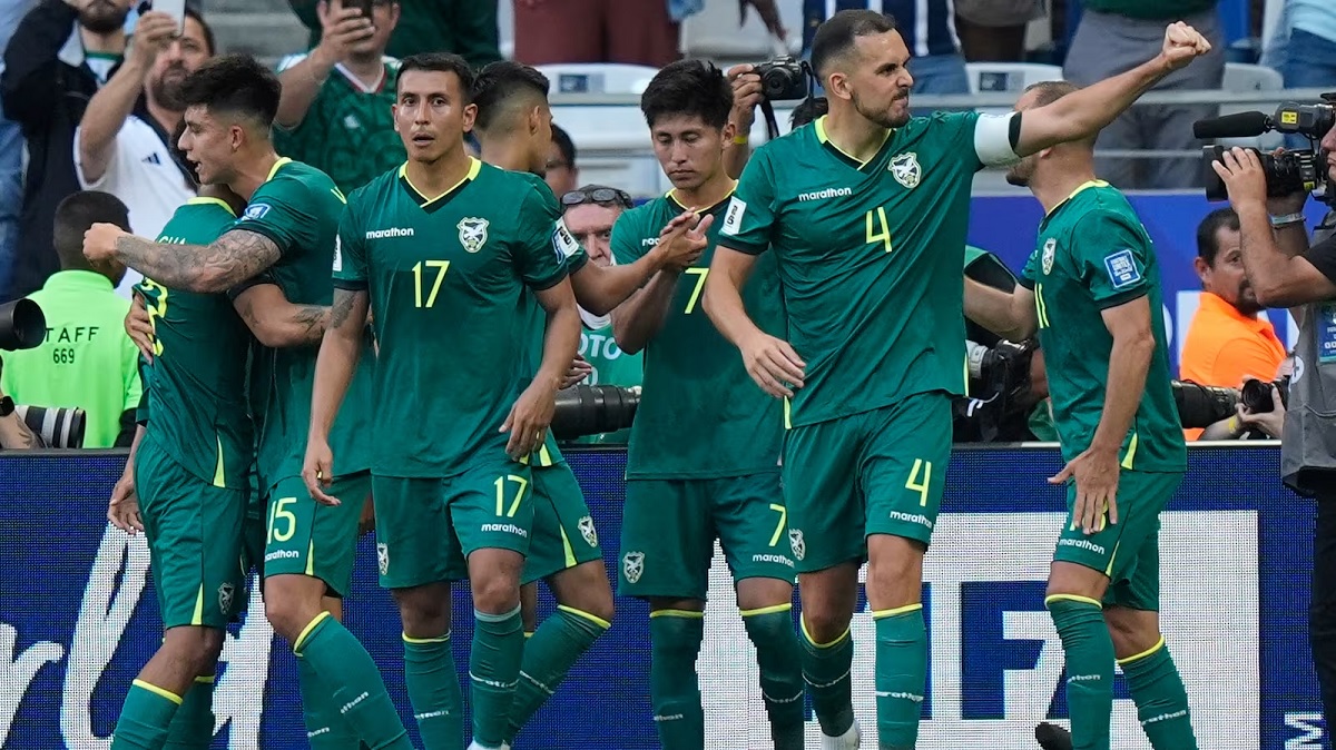 Para pemain Bolivia merayakan gol yang dicetak Miguel Terceros (7) dalam laga kontra Suriname, Jumat (27/3/2026) pagi WIB. (Sumber: Fernando Llano/AP)