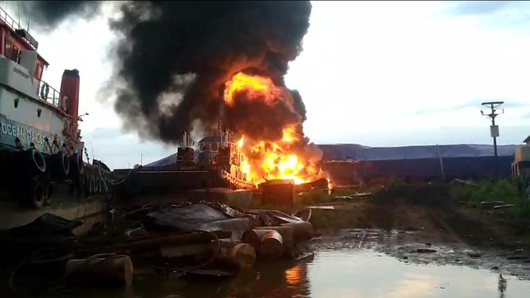 Kebakaran kapal di Sungai Mentaya.SCREENSHOOT