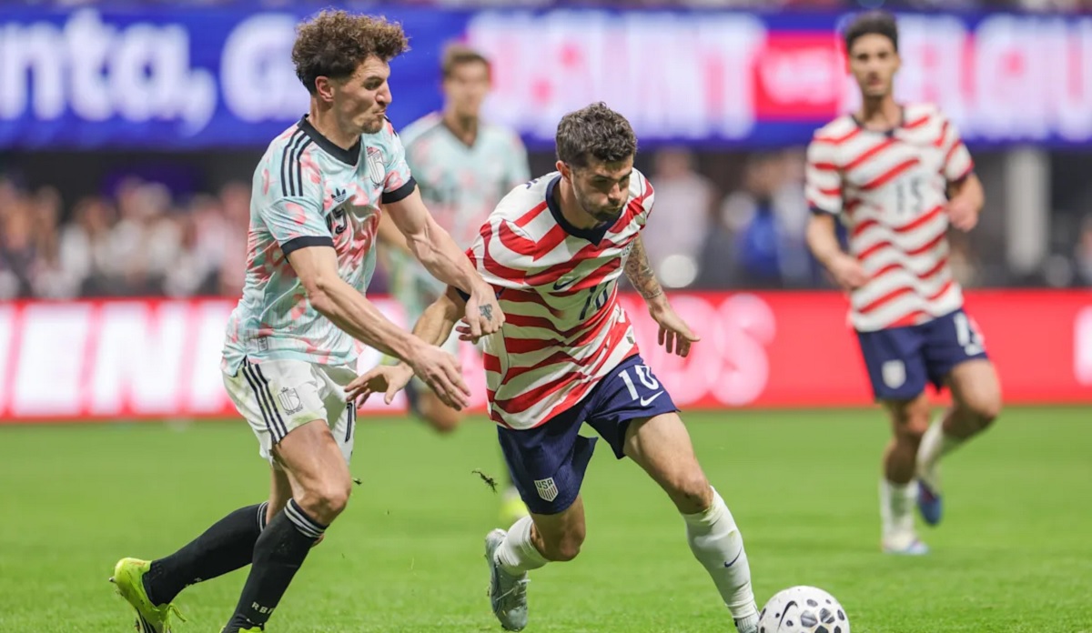 Striker Amerika Serikat Christian Pulisic (kanan) mencoba melewati hadangan pemain Belgia di Stadion Atlanta, Minggu (29/3/2026) dini hari WIB. (Sumber: John Dorton/USSF via Getty Images)