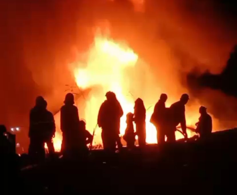Proses pemadaman kapal terbakar di Tanah Mas.