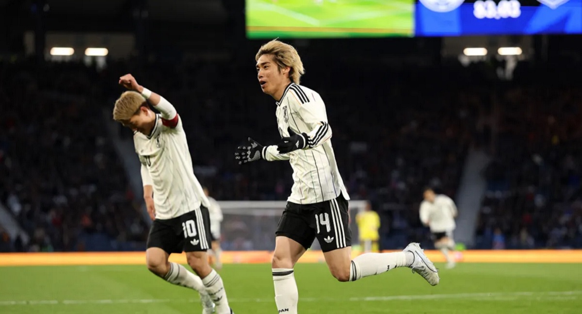 Striker Jepang Junya Ito berselebrasi bersama Ritsu Doan usai mencetak gol tunggal ke gawang Skotlandia dalam laga uji coba, Minggu (29/3/2026) dini hari WIB. (Sumber: tntsports via getty images)
