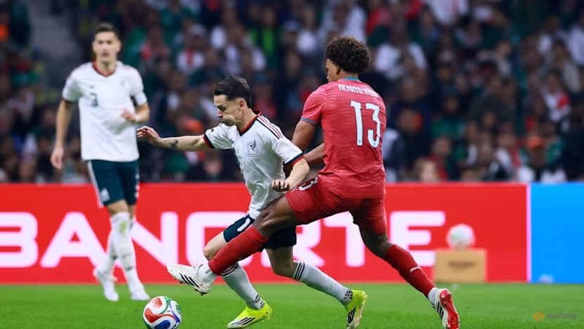 Alvaro Fidalgo (Meksiko) berusaha melewati hadangan Renato Veiga (Portugal). Laga uji coba di Estadio Azteca pada Minggu (29/3/2026) pagi WIB berakhir imbang 0-0. (Sumber: REUTERS/Eloisa Sanchez)